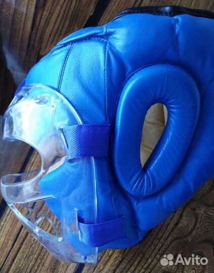 Шлем и перчатки для рукопашного боя