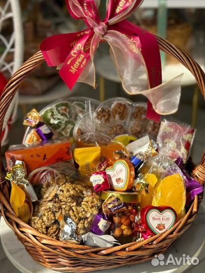 Подарок девушке. Корзина. Шоколад