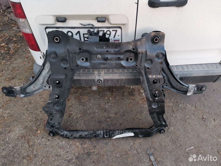 Подрамник передний Nissan Serena C25 mr20de