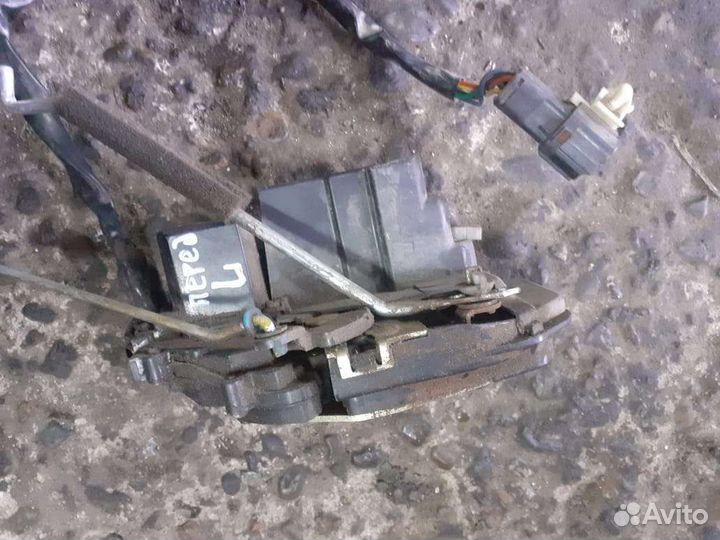 Замок двери передний Kia Carens