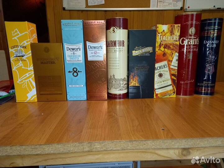 Коллекция коробок из под виски