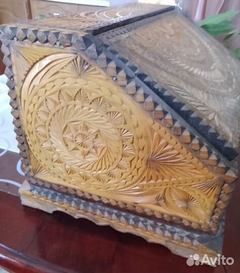 Сундучок резной деревянный