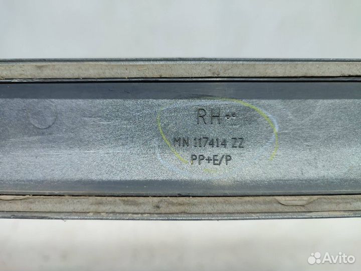 Молдинг двери передний правый Mitsubishi L200 KB