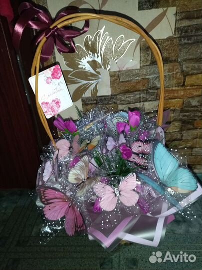Букет из бабочек в подарочной корзине светильник