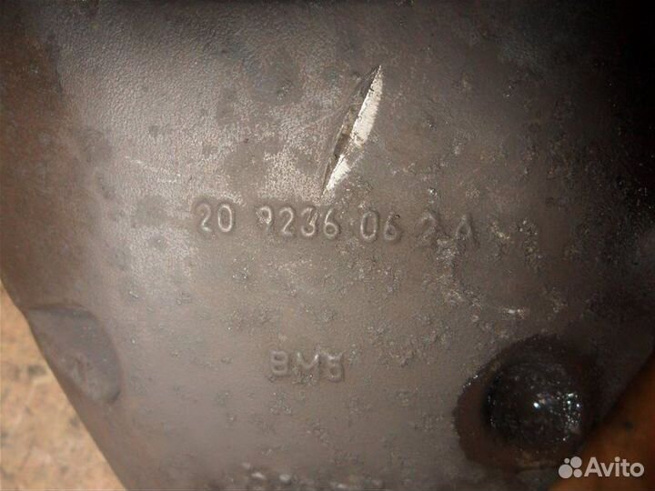 Тормозной суппорт передний правый Volkswagen