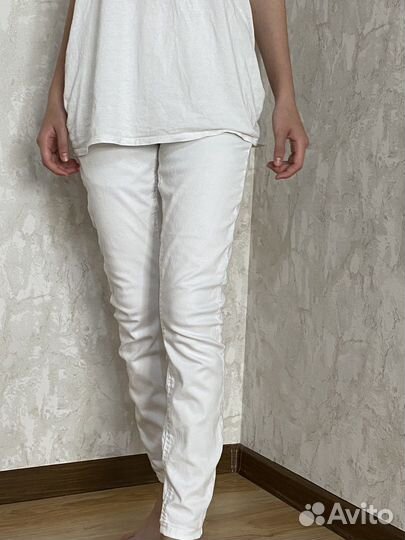 Белые джинсы
