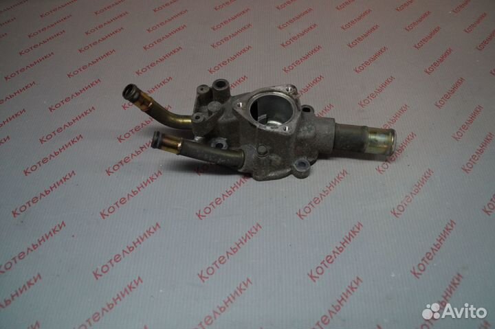 Nissan 11061-AU300 Корпус термостата