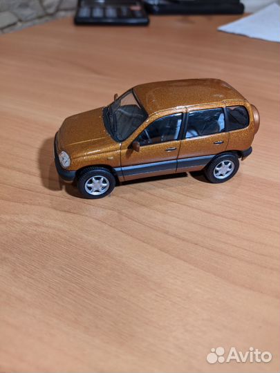 Модель автомобиля шеви нива в 43 масштабе