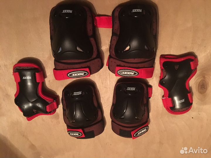 Роликовые коньки с комплектом защиты