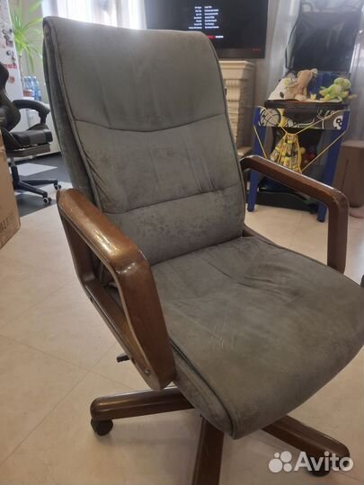 Офисное кресло