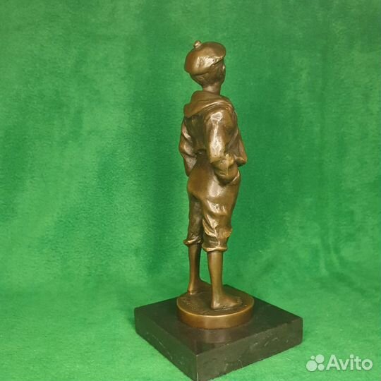 Скульптура из бронзы Мальчик свистящий юнга