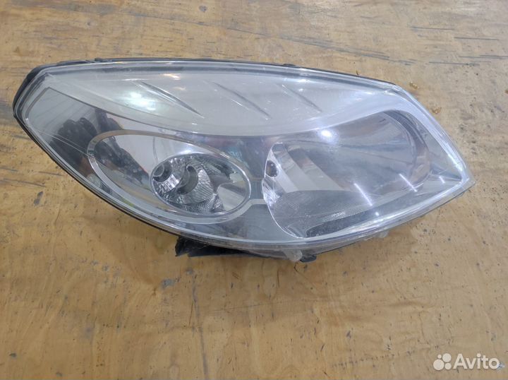 Фара правая рено сандеро 2010 год