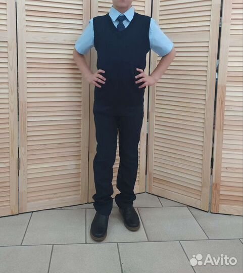 Брюки, рубашки и обувь мальчику школа