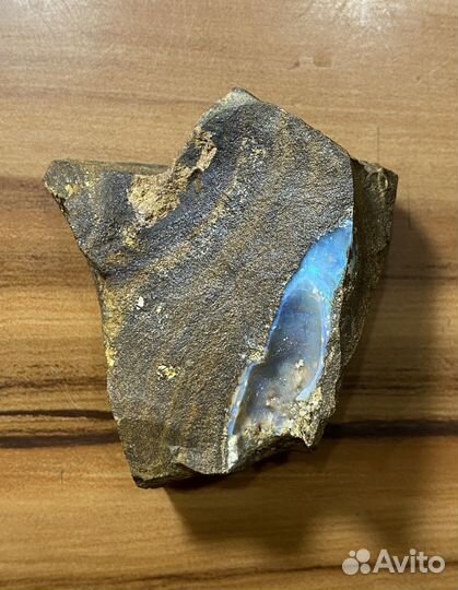 Необработанный благородный опал в породе