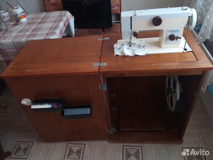 Швейная машинка с ножным приводом Чайка
