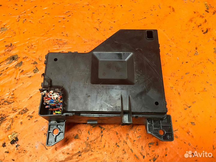 Блок предохранителей Mitsubishi Carisma