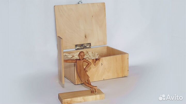 Фигурка деревянная для интерьера с коробкой