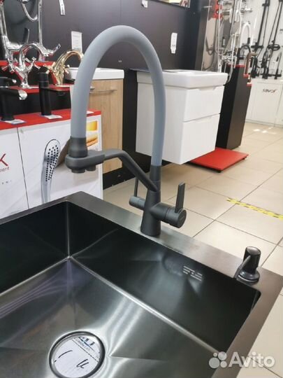 Кухонная мойка, смеситель, дозатор