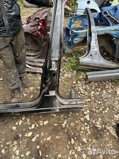 Центральная стойка кузова Nissan Qashqai J10