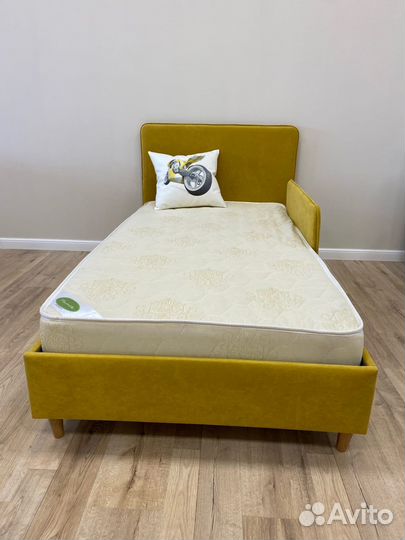 Кровать классическая с большим изголовьем