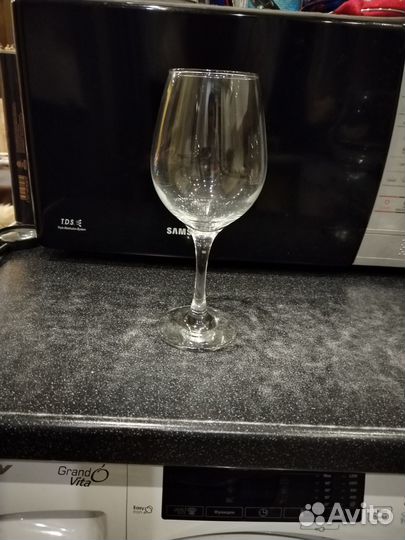 Бокалы, чашки, ведро для шампанского