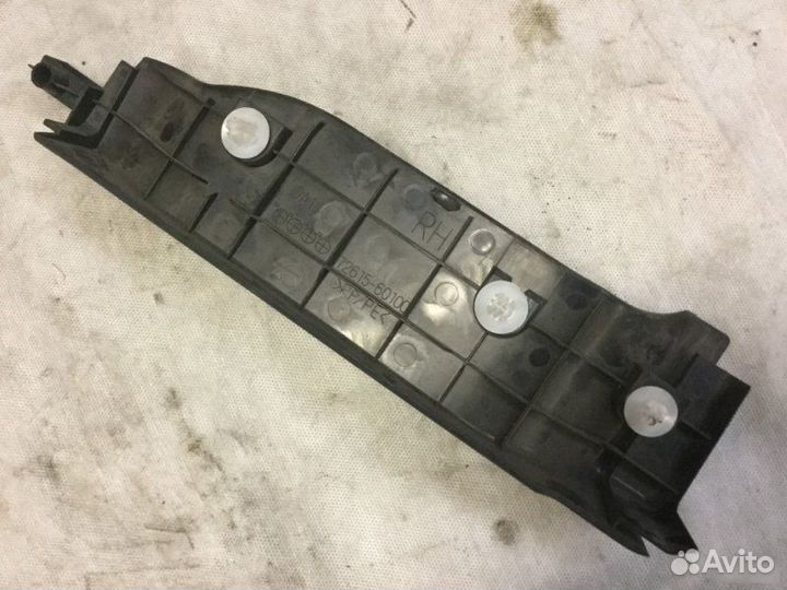 Накладка заднего сиденья правая Toyota Land