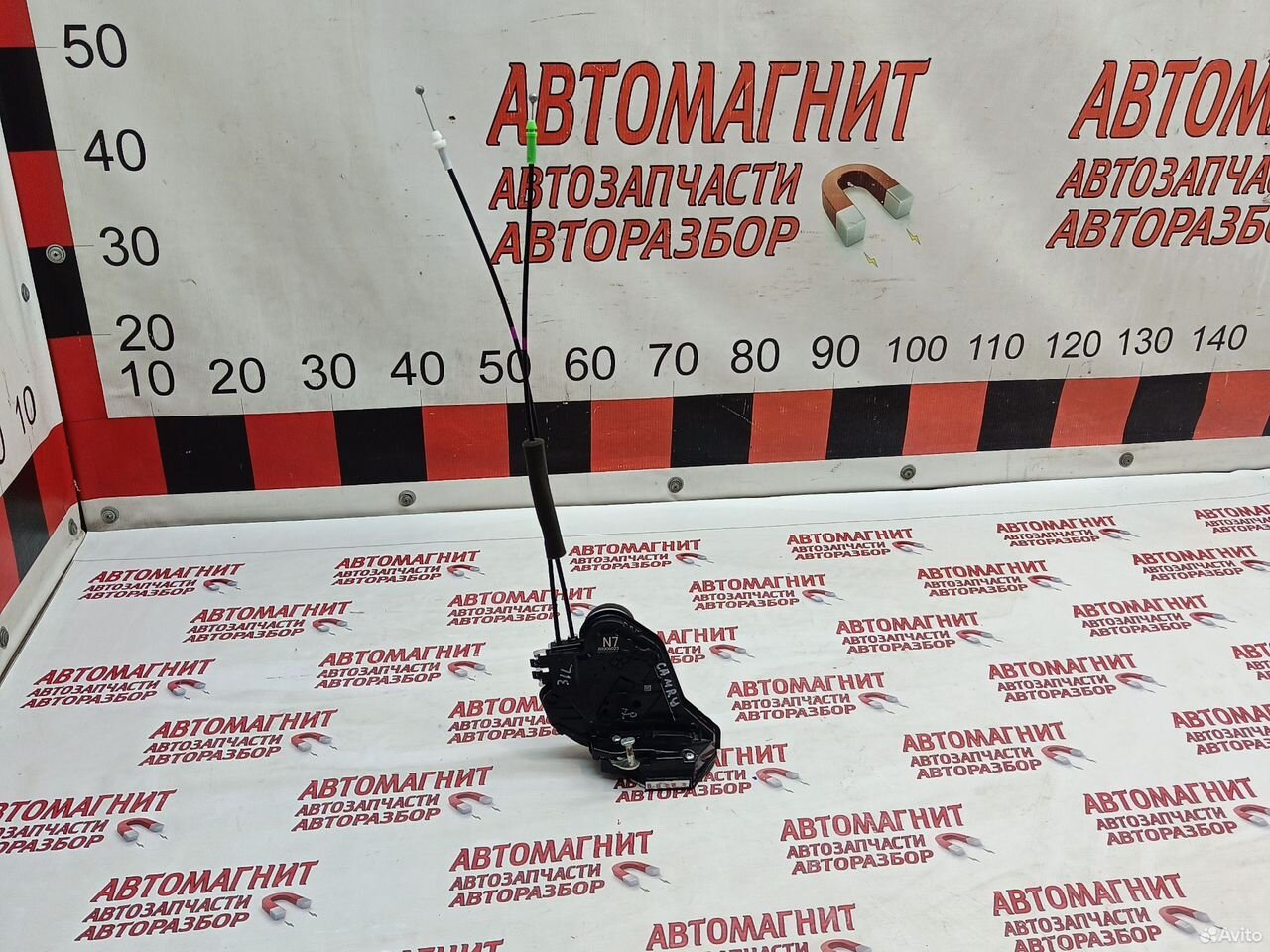 Замок двери задний левый Toyota Camry 70