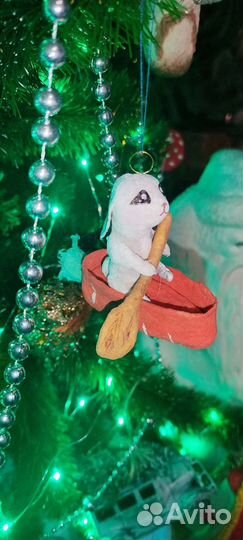 Ватная игрушка зайчик в лодке