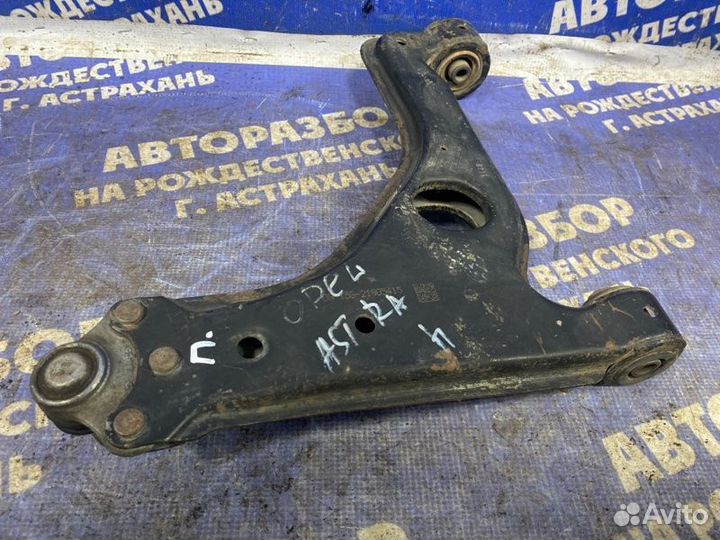 Передний левый рычаг Opel Astra H универсал 2012
