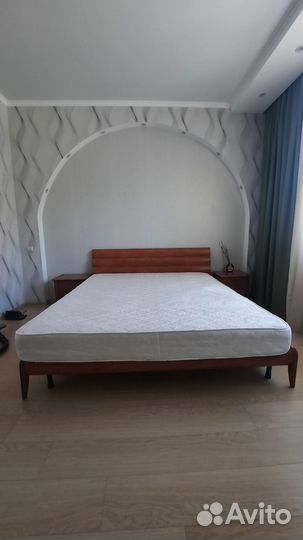 Кровать и две тумбочки