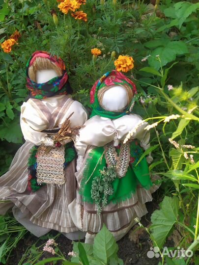 Кукла ручной работы в народном костюме