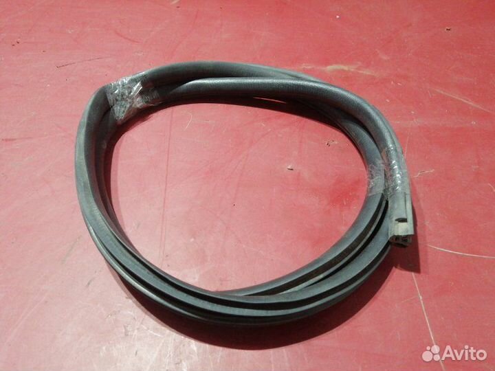 Уплотнитель двери задний правый Nissan Almera G15