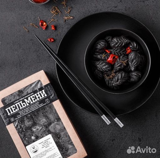 Черные пельмени с крабом, палтусом и сыром рикотта