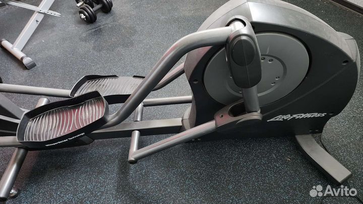Эллиптический тренажер Life Fitness