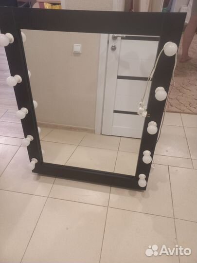 Гримёрное зеркало с лампочками