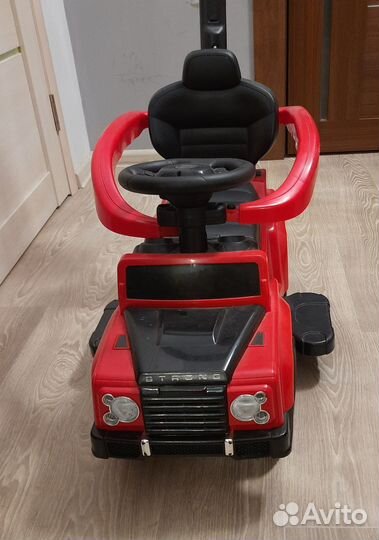 Машина каталка с ручкой