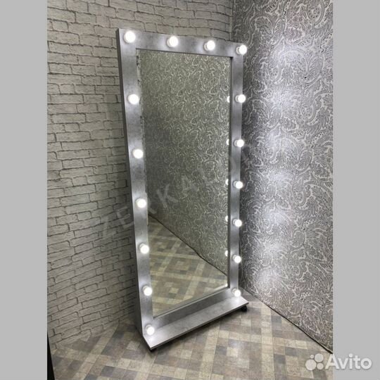 В наличии зеркала с лампами