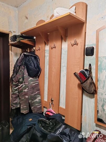 Прихожая зеркало и вешалка