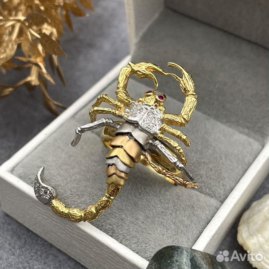 Золотое кольцо скорпион бриллианты рубины 750