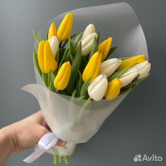 Букет из 15 белых и желтых тюльпанов