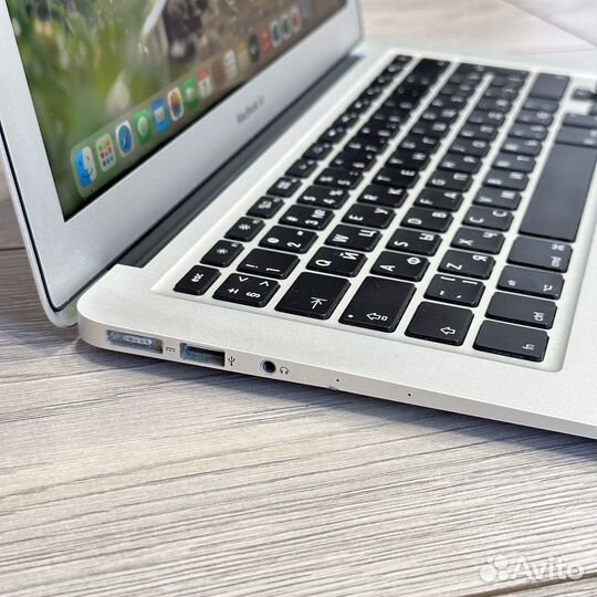 Apple MacBook Air 13 дюймов 2015 i5 / 8 / 256 SSD