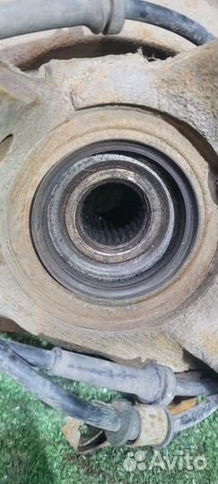 Поворотный кулак левый Mitsubishi Carisma 2001