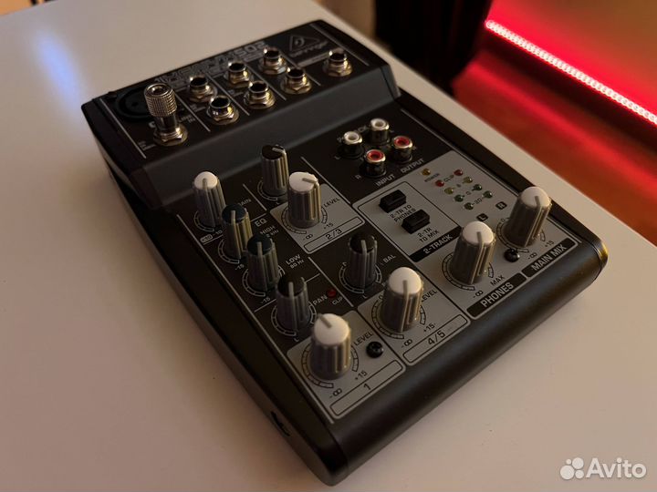 Микшерный пульт Behringer Xenyx 502