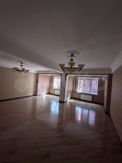4-к. квартира, 130 м², 1/3 эт.