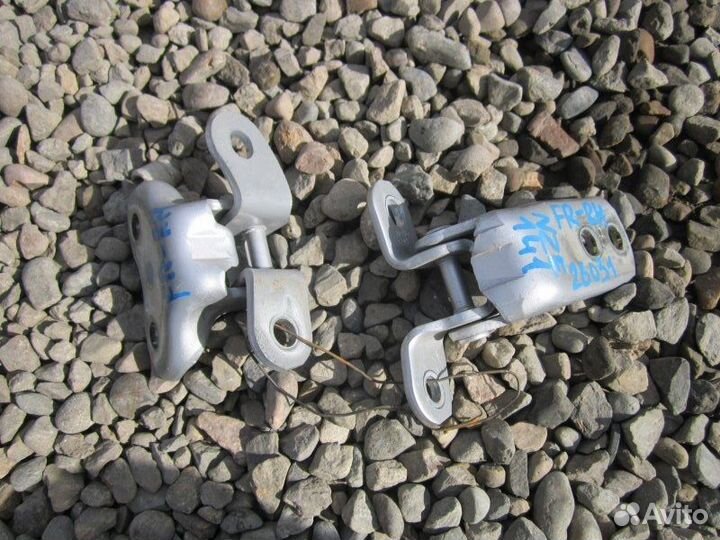 Петля двери передняя правая Toyota Corolla Fielder