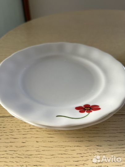 Набор из 6 тарелок (2 глубокие и 4 мелкие)