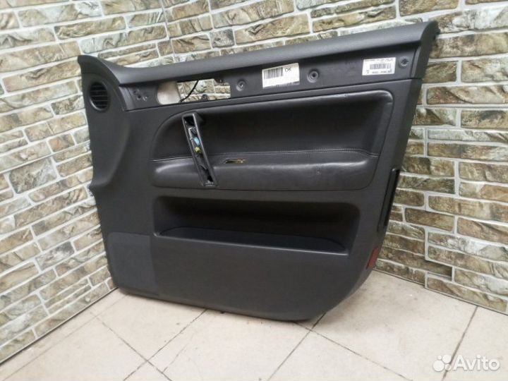 Обшивка боковой двери передняя правая Volkswagen