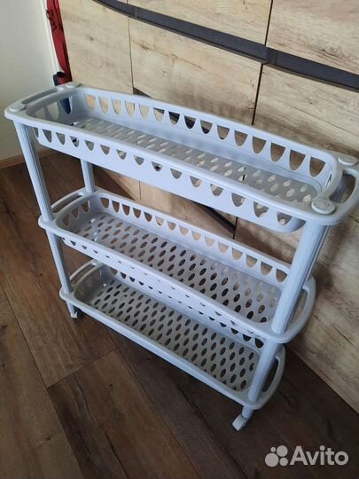 Этажерка на колесиках