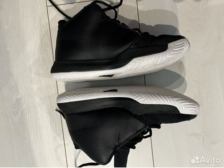 Баскетбольные кроссовки adidas