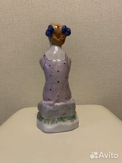 Фарфоровая статуэтка Девушка с книгой